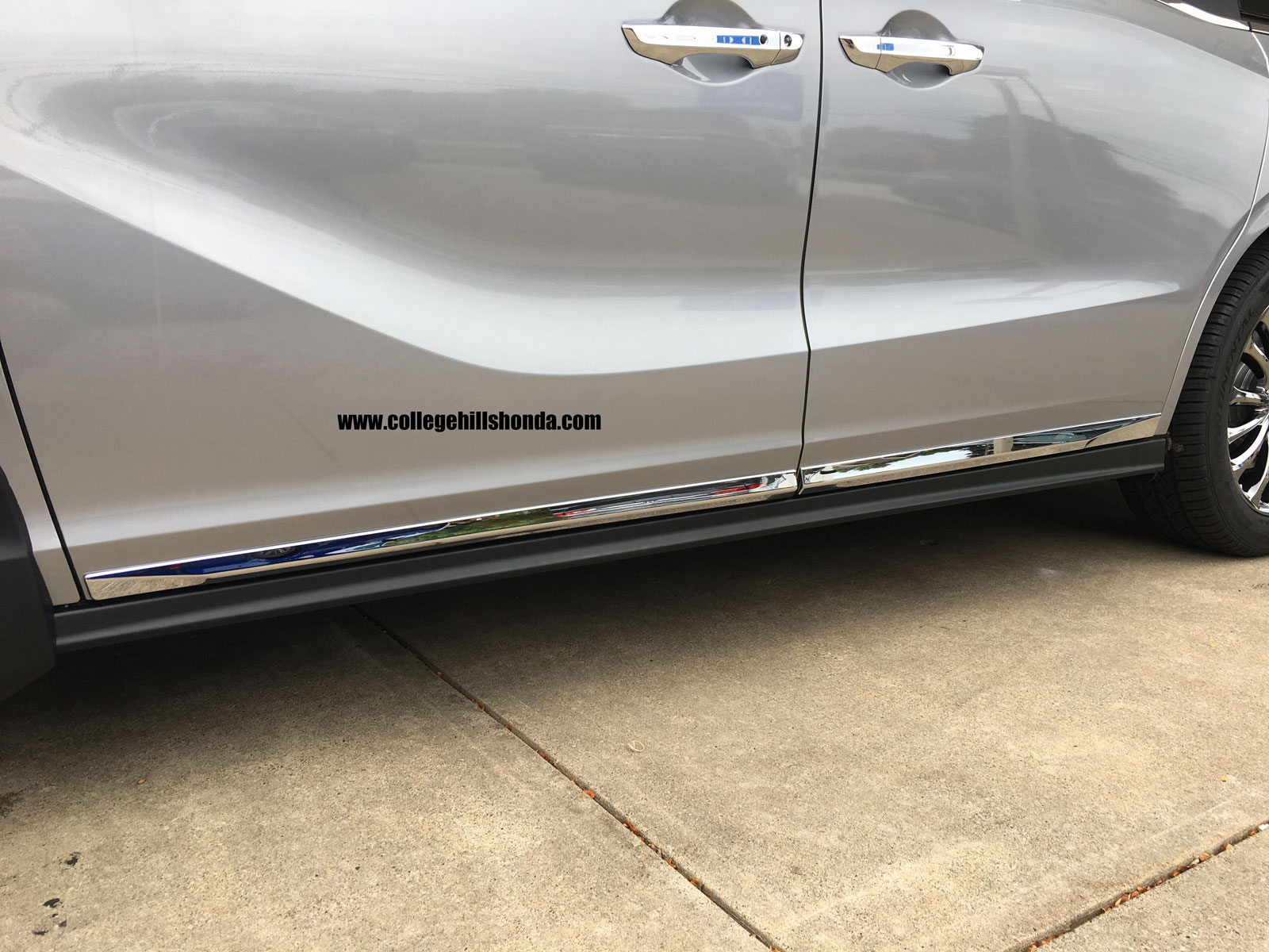 20182024 Honda Odyssey Chrome Lower Door Garnish 08F57THR101